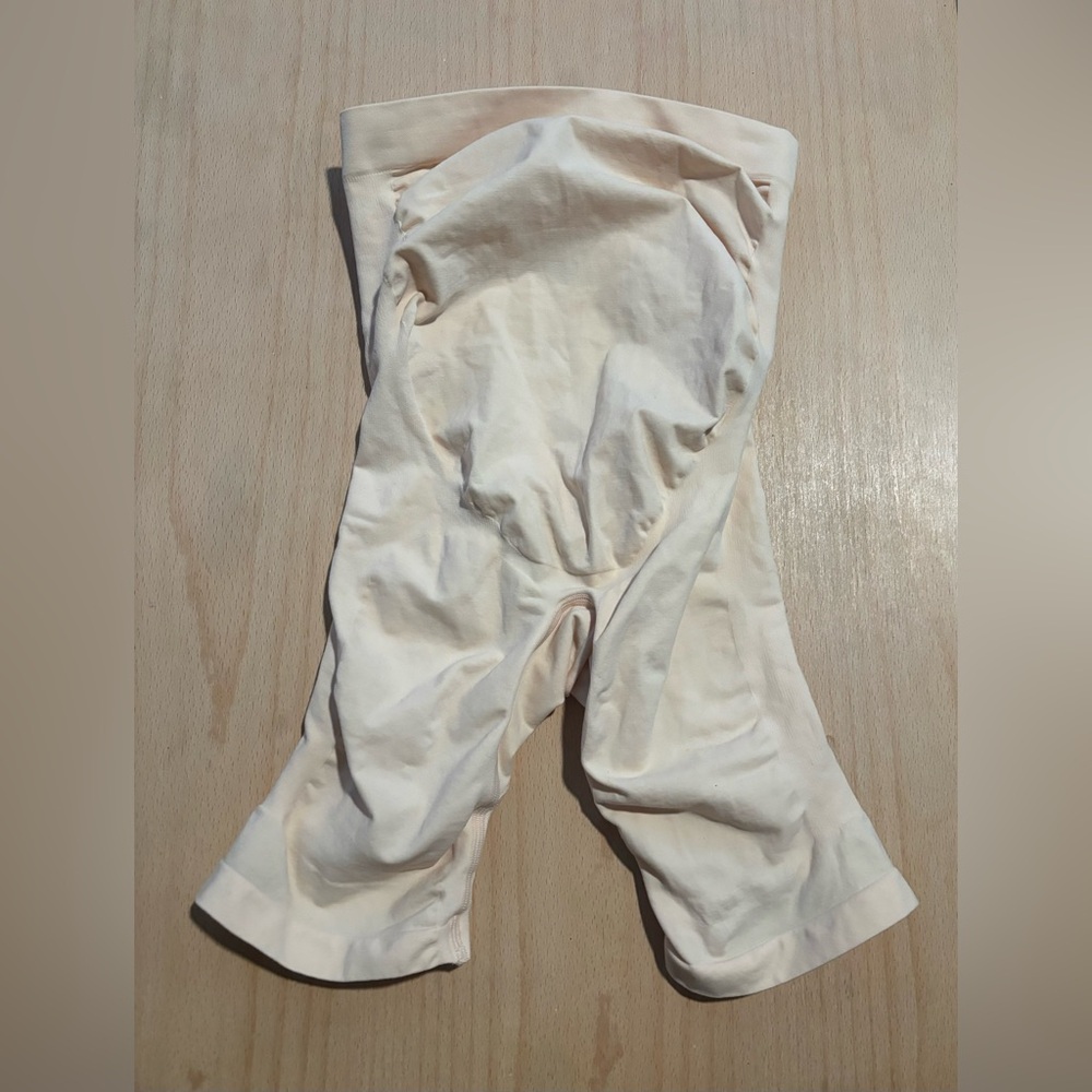 Skims Sculpting Maternity Shapewear - Picture 4 of 9